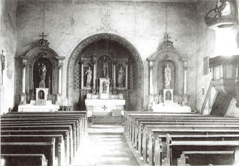 Blick auf den Hauptaltar der alten Arzheimer Kirche